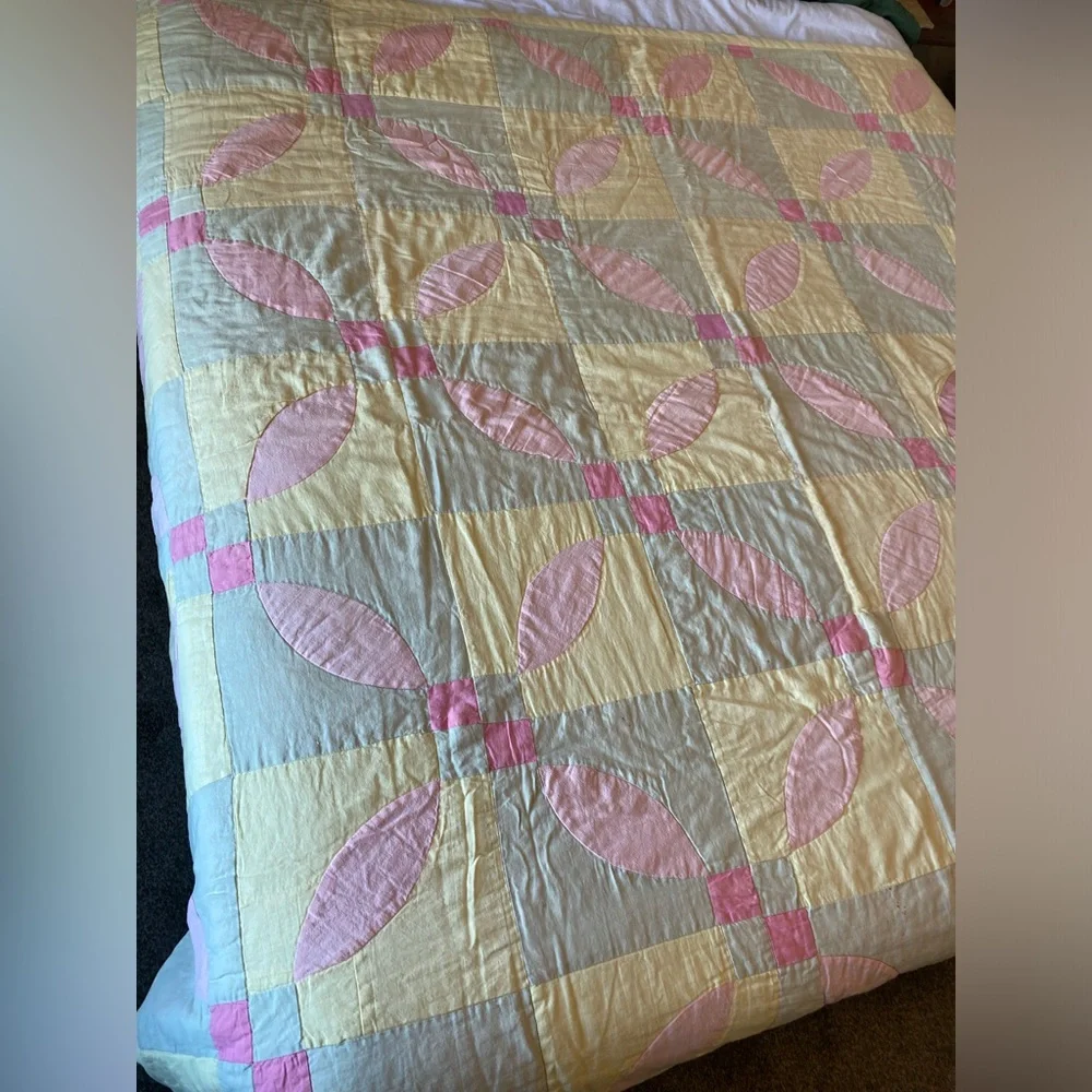 Elegant Pink and Cream Quilt Vintage 68”/77”